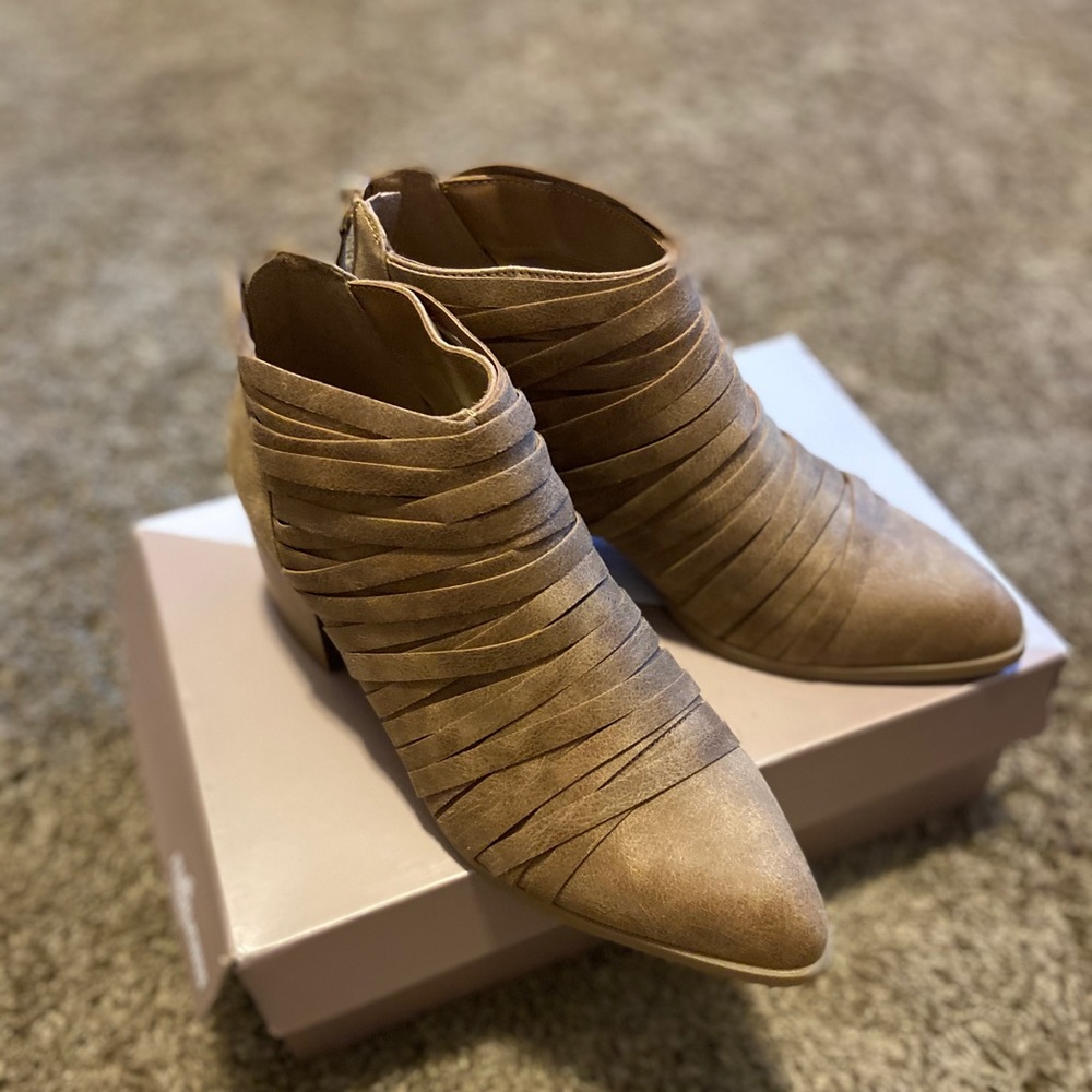FERGALICIOUS IGGY ANKLE BOOTS SZ 7.5 NWT IN BOX